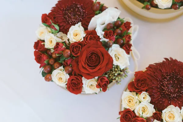 Buket Mawar Merah Dalam Keranjang Dengan Dekorasi — Stok Foto