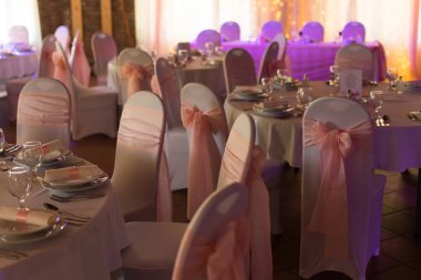 Bir etkinlik ya da düğün resepsiyonu için masa hazır.