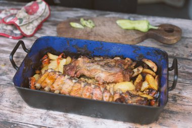 otlar ve baharatlar ile lezzetli pişmiş domuz