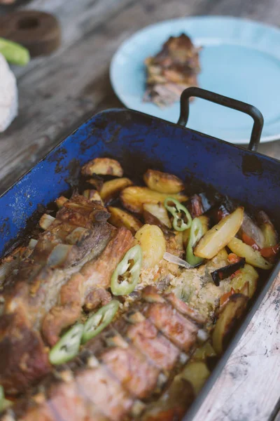 허브와 향신료와 구운된 돼지고기 — 스톡 사진