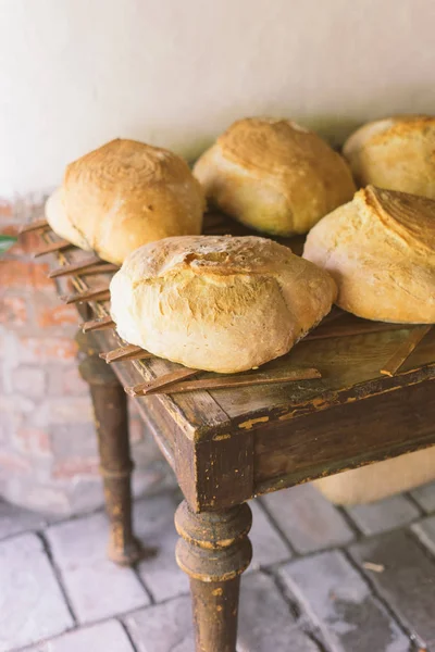 Pane Grande Fresco Sul Tavolo Cibo Fatto Casa — Foto Stock