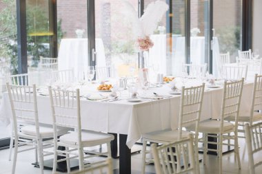 bir düğün yemeği için fantezi masa seti, dekore sandalye