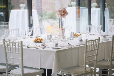 bir düğün yemeği için fantezi masa seti, dekore sandalye