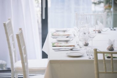 bir düğün yemeği için fantezi masa seti, dekore sandalye