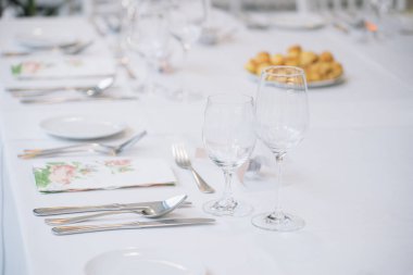 bir düğün yemeği için fantezi masa seti, dekore sandalye