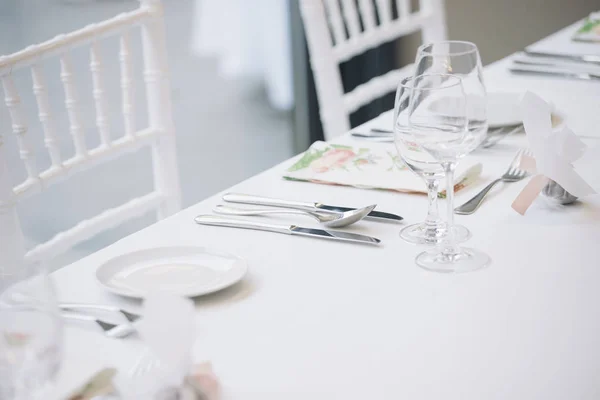 Fancy Tafel Set Voor Een Bruiloft Diner Versierde Stoelen — Stockfoto