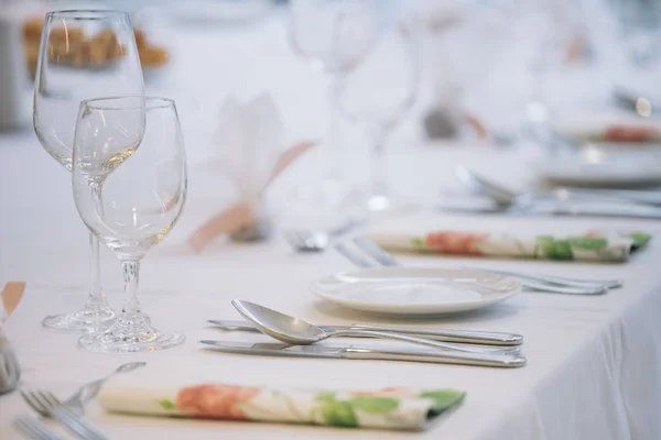 Schicke Tischdekoration Für Ein Hochzeitsessen Geschmückte Stühle — Stockfoto