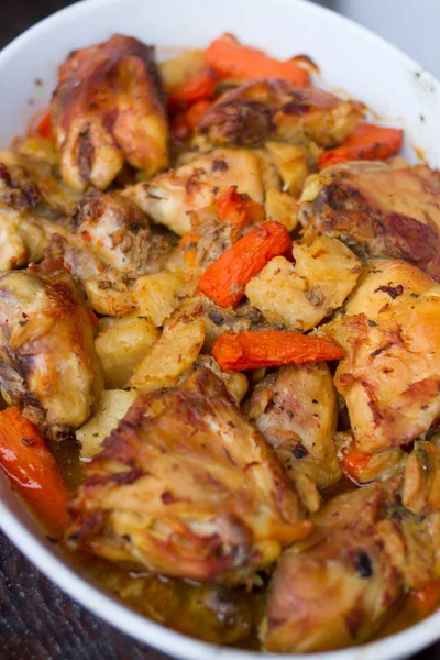 감자와 당근을 곁들인 닭고기 — 스톡 사진