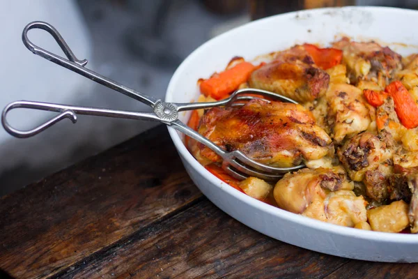 Brathähnchen Mit Kartoffeln Und Karotten — Stockfoto