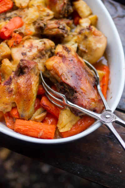 Brathähnchen Mit Kartoffeln Und Karotten — Stockfoto