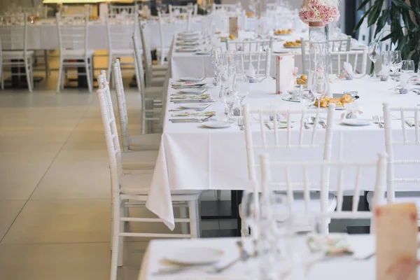 Beyaz Düğün Sandalyeleri Süslü Bir Masa — Stok fotoğraf