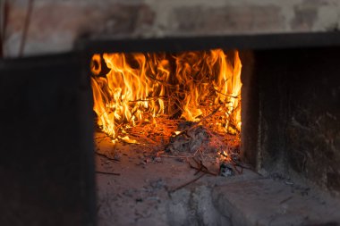 şöminede ateş, alevler içinde fırın sıcak