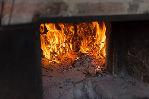 şöminede ateş, alevler içinde fırın sıcak