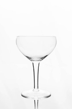Beyaz arka plan üzerinde izole boş kokteyl cam