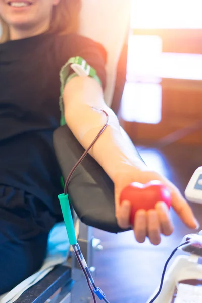 Junge Frau Als Blutspenderin Bei Spende Mit Hüpfball Der Hand — Stockfoto