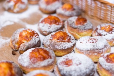 çörek ve kagit üzerine pudra şekeri