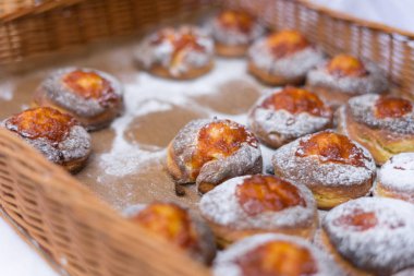çörek ve kagit üzerine pudra şekeri