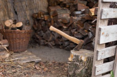 doğranmış odun ve balta yığını