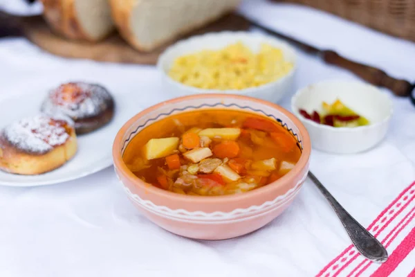 Makanan Tradisional Lapar Sup Goulash Dengan Roti Segar — Stok Foto