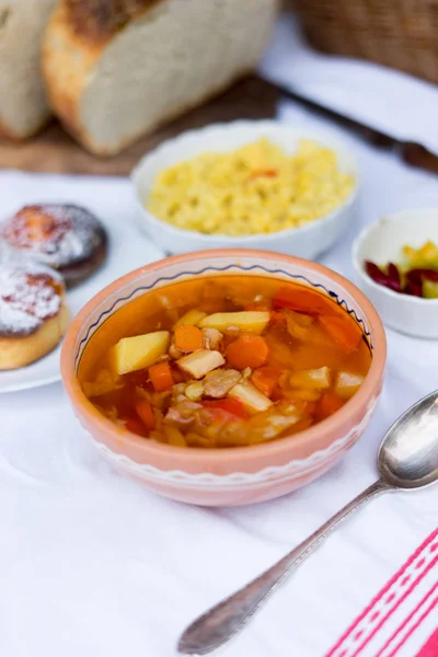 Tradiční Maďarské Jídlo Gulášová Polévka Čerstvým Chlebem — Stock fotografie
