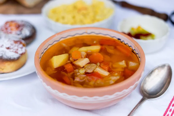 Makanan Tradisional Lapar Sup Goulash Dengan Roti Segar — Stok Foto