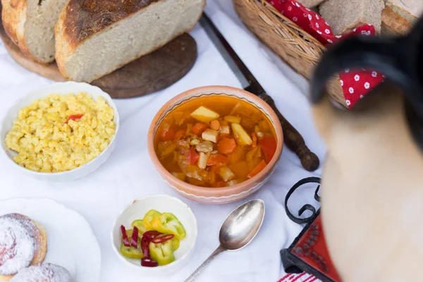 Makanan Tradisional Lapar Sup Goulash Dengan Roti Segar — Stok Foto