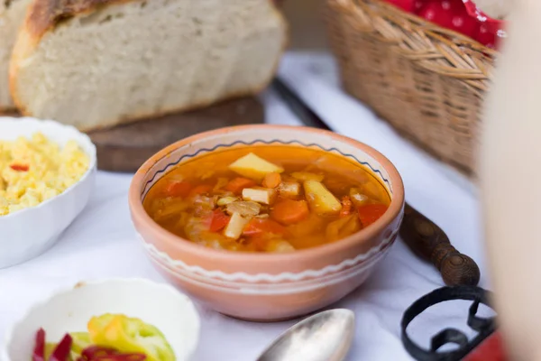 Makanan Tradisional Lapar Sup Goulash Dengan Roti Segar — Stok Foto
