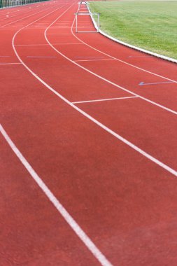 Kırmızı kauçuk koşu yolu, açık hava spor pisti