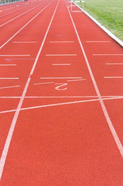 Kırmızı kauçuk koşu yolu, açık hava spor pisti