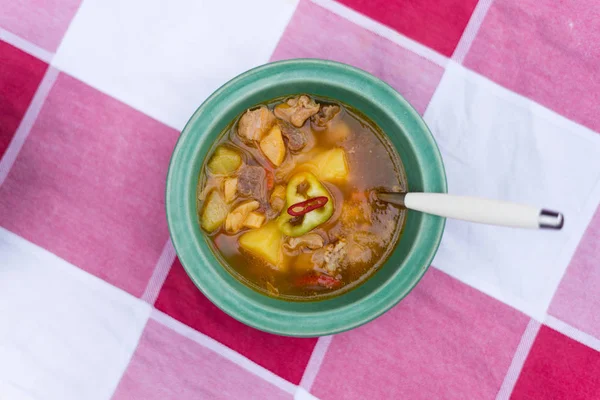 Comida tradicional húngara, sopa de gulash con pan fresco — Foto de Stock