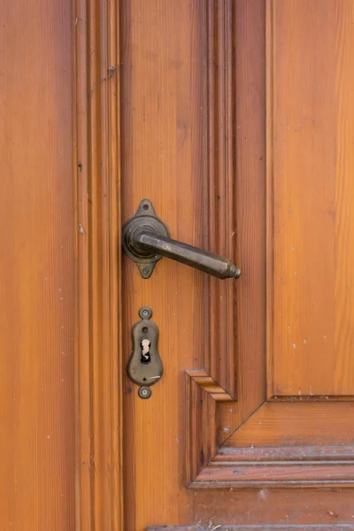 Door handle and old wooden door — Stock Photo, Image