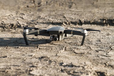 Drone dört helikopter yere