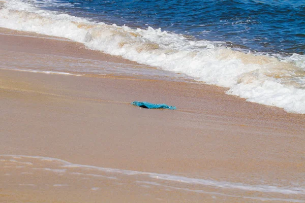 Sacchetto di plastica della spesa lavato su una spiaggia — Foto Stock