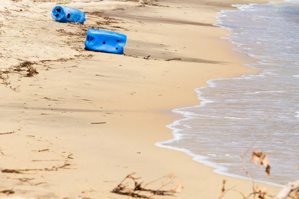 Oceaan- of zeeverontreiniging met een aangespoelde plastic fles — Stockfoto