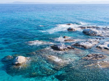 Bir kaya parçasına çarpan dalgalar - drone fotoğrafı