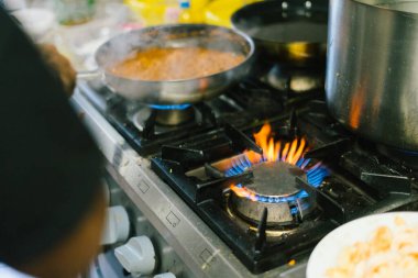 Gaz sobasını mavi alevlerle kapatın.