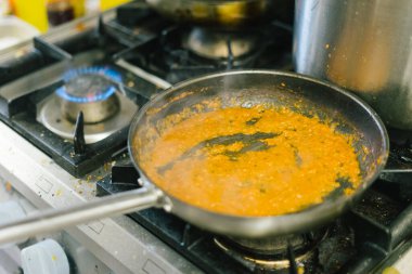 Gaz sobasını mavi alevlerle kapatın.