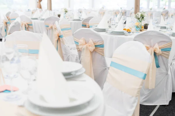Bruiloft tabel instellingen met decoratie — Stockfoto