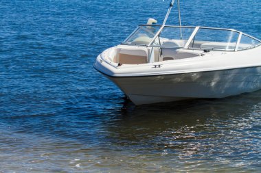 Marinadaki motorlu teknenin bir parçası, yaz günü.