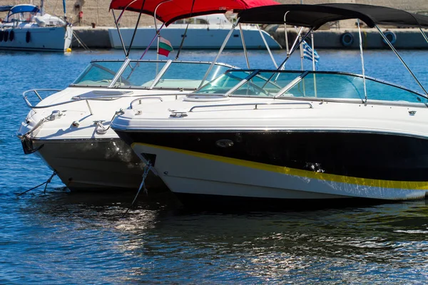 Teil des Motorbootes in der Marina, Sommertag — Stockfoto