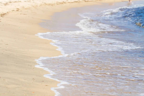 Красивые пляжные волны — стоковое фото