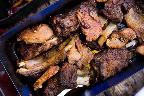 Delicioso porco assado com ervas e especiarias — Fotografia de Stock