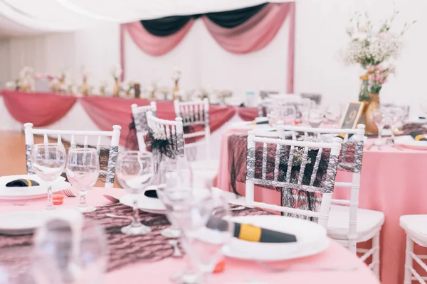 Ajustes de mesa de boda con decoración — Foto de Stock