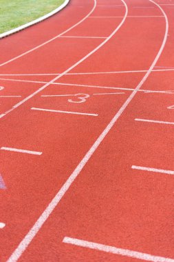 Kırmızı kauçuk koşu yolu, açık hava spor pisti