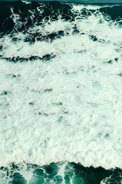 Falésias Perto Mar Água Azul — Fotografia de Stock