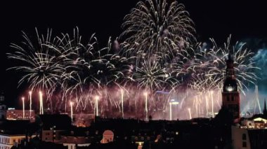 Havai fişek, şehrin arka planda havai fişek.