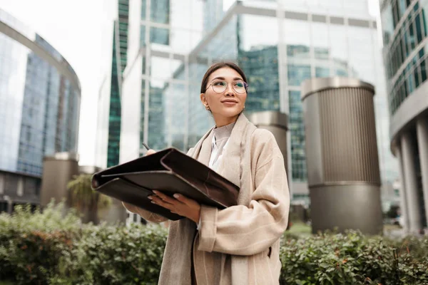 美丽的亚洲女商人形象标志着工作文件 就站在办公室前面的大街上 — 图库照片
