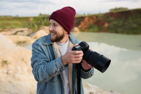 Brodaty Hipsterski Fotograf Aparatem Ręku Strzela Dziką Przyrodą — Zdjęcie stockowe