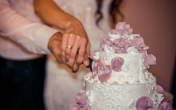 Разрежьте Тонкий Свадебный Торт Рука Руку — стоковое фото