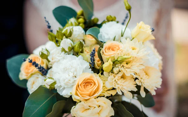 Свадебный Букет Оранжевых Цветов Голубыми Листьями Руках Невесты — стоковое фото